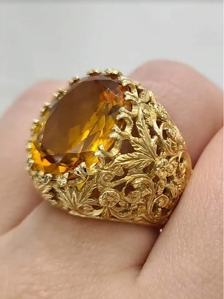 Luxury Shiny Yellow Oval Cut Ring Vintage Elegance